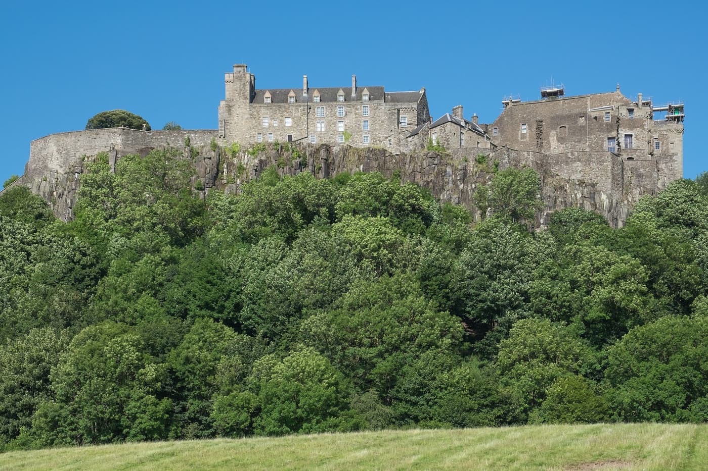 Stirling Castle on its cliff above the surrounding plain